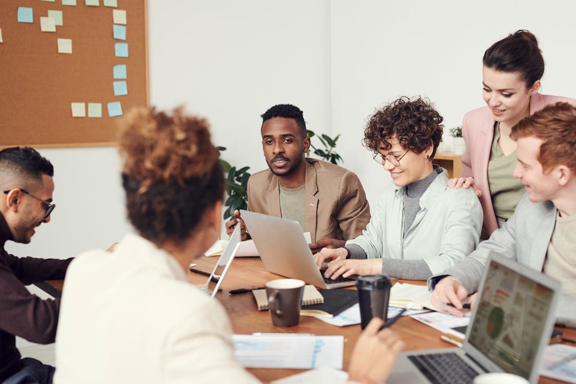 Learning experience platform comparison with team discussion