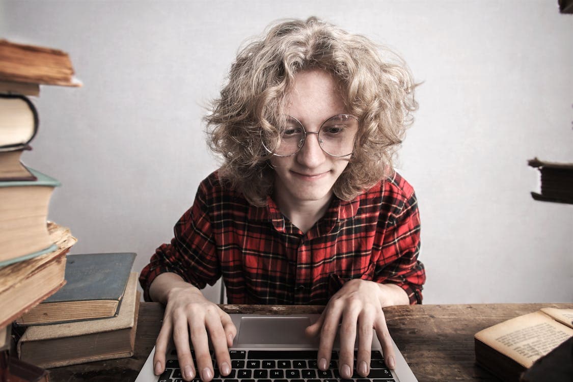 Student using laptop for measuring training ROI analytics